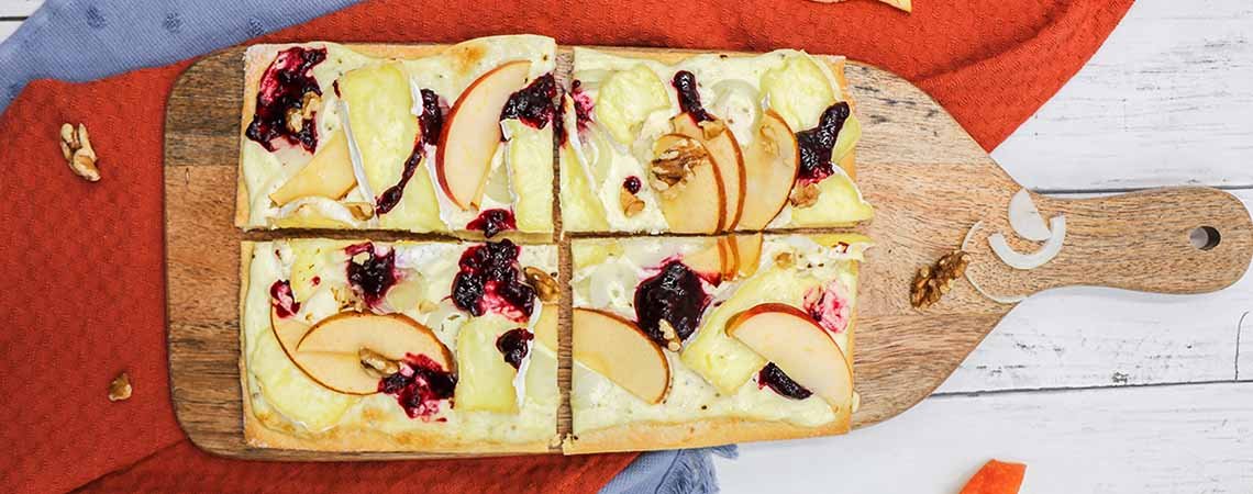 Low-Carb Flammkuchen mit Camembert und Apfel 🍎