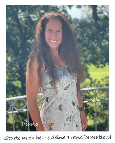 Diana im hellen Sommerkleid in die Kamera lächelnd vor grünen Bäumen. Ihr Kommentar: "Starte noch heute deine Transformation!"